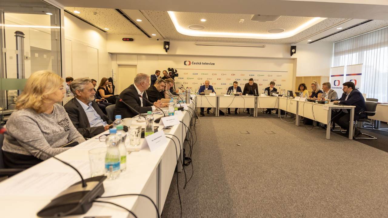 Illustrative photo of a Czech TV Council session, with members seated around U-shaped tables beneath the Česká televize logo