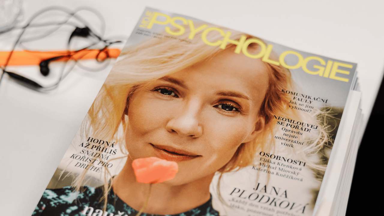 Illustrative shot of the Moje psychologie magazine cover with actress Jana Plodková and headlines such as "Komunikační fauly" and "Neomlouvej se pořád!"