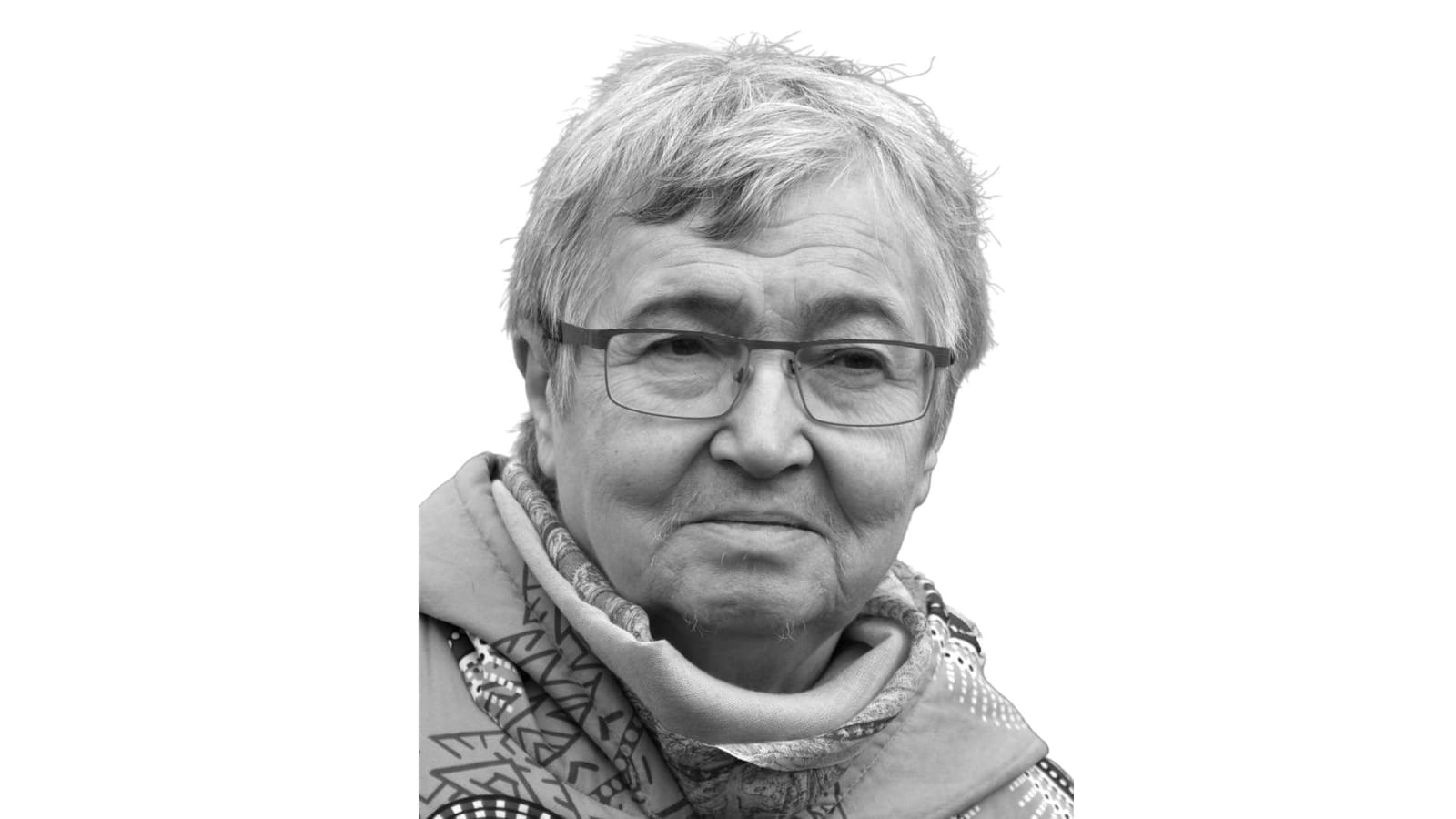 Black-and-white portrait of Petruška Šustrová, an elderly woman with short grey hair, glasses and a patterned scarf